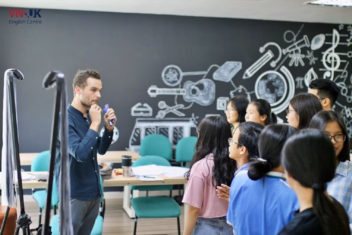 Một tiết học với giảng viên người nước ngoại tại VNUK. Ảnh: AN