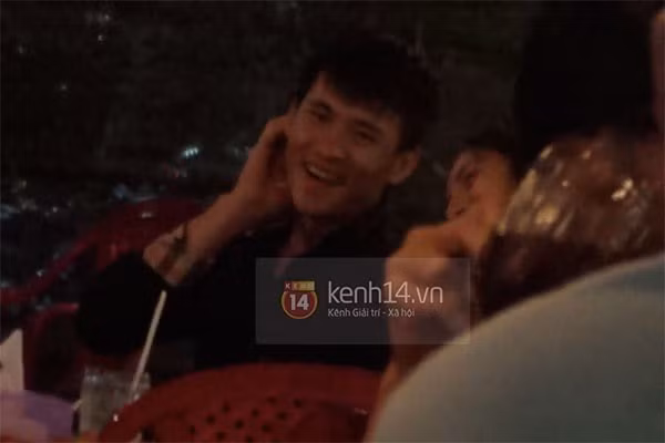 Công Vinh vui vẻ cười nói với Thủy Tiên