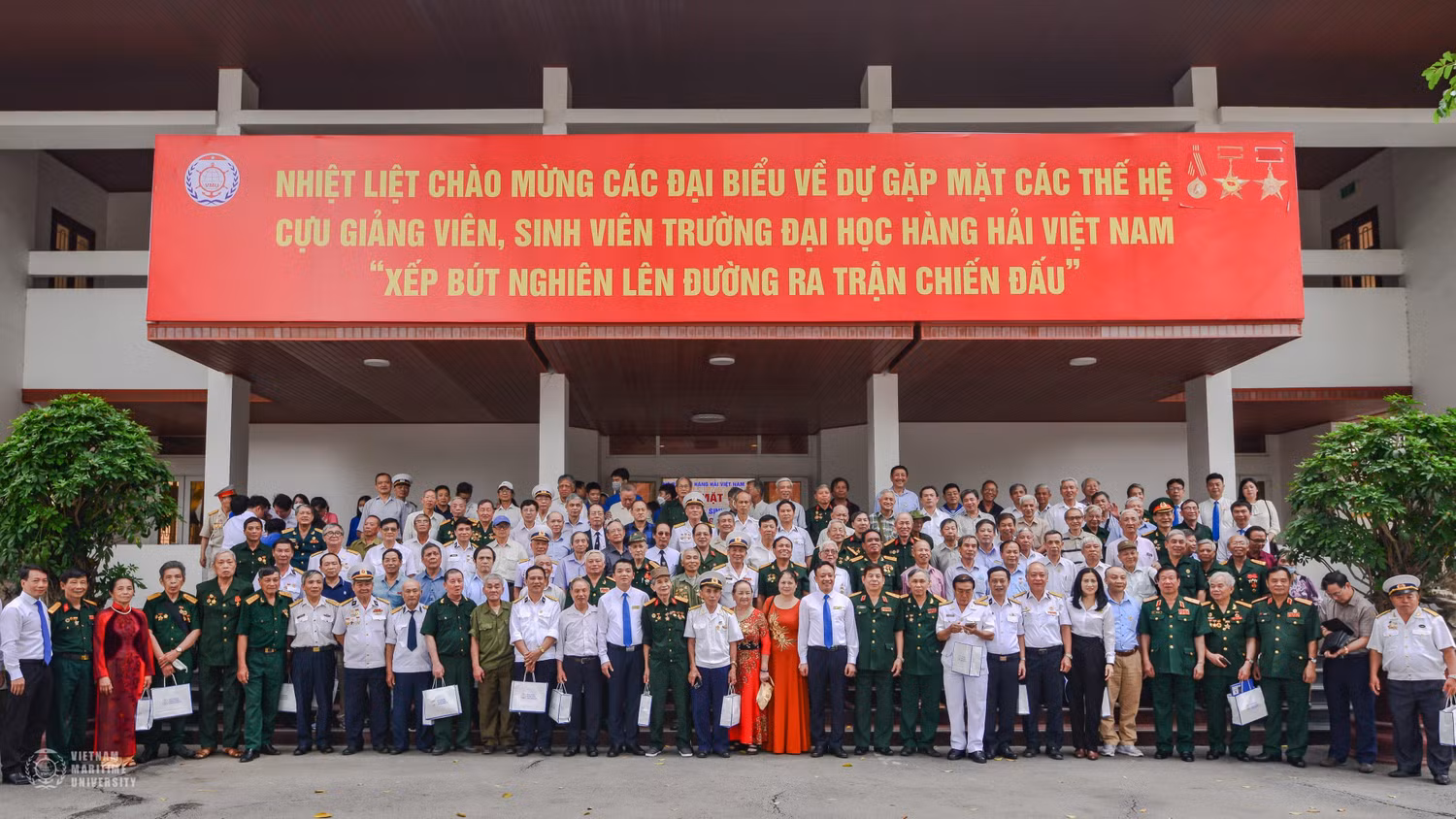 Các đại biểu chụp ảnh lưu niệm (Ảnh: LT)