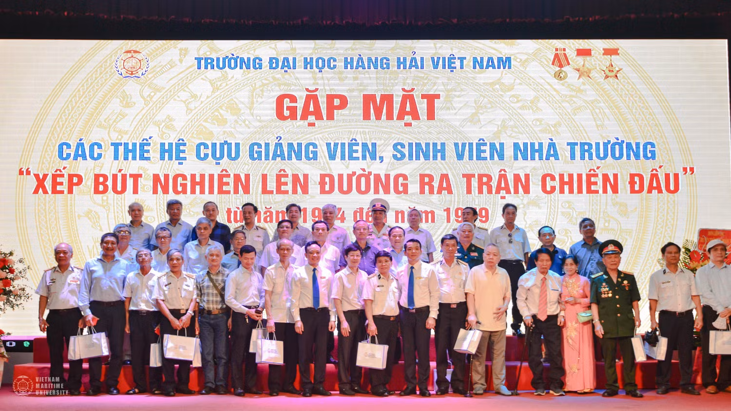 Đại diện lãnh đạo nhà trường trao quà tặng các cựu chiến binh,cựu sinh viên (Ảnh: LT)