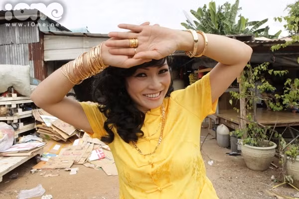 Lần này, Phương Thanh vào vai bà Tư - chủ một điểm thu mua ve chai lớn. Tuy giàu có nhưng bà lại là một quý cô lỡ thì. Vì quá mê Cảnh (Hoài Linh thủ vai) nên bà thường xuyên buông lời "ong bướm" tán tỉnh. Để hóa thân vào vai bà chủ mua ve chai. Phương Thanh phải đeo vô số vòng vàng trên người. Tuy nhiên, số nữ trang trên cơ thể chị chỉ toàn là đồ giả. (Theo ione) Lần này, Phương Thanh vào vai bà Tư - chủ một điểm thu mua ve chai lớn. Tuy giàu có nhưng bà lại là một quý cô lỡ thì. Vì quá mê Cảnh (Hoài Linh thủ vai) nên bà thường xuyên buông lời "ong bướm" tán tỉnh. Để hóa thân vào vai bà chủ mua ve chai. Phương Thanh phải đeo vô số vòng vàng trên người. Tuy nhiên, số nữ trang trên cơ thể chị chỉ toàn là đồ giả. (Theo ione)