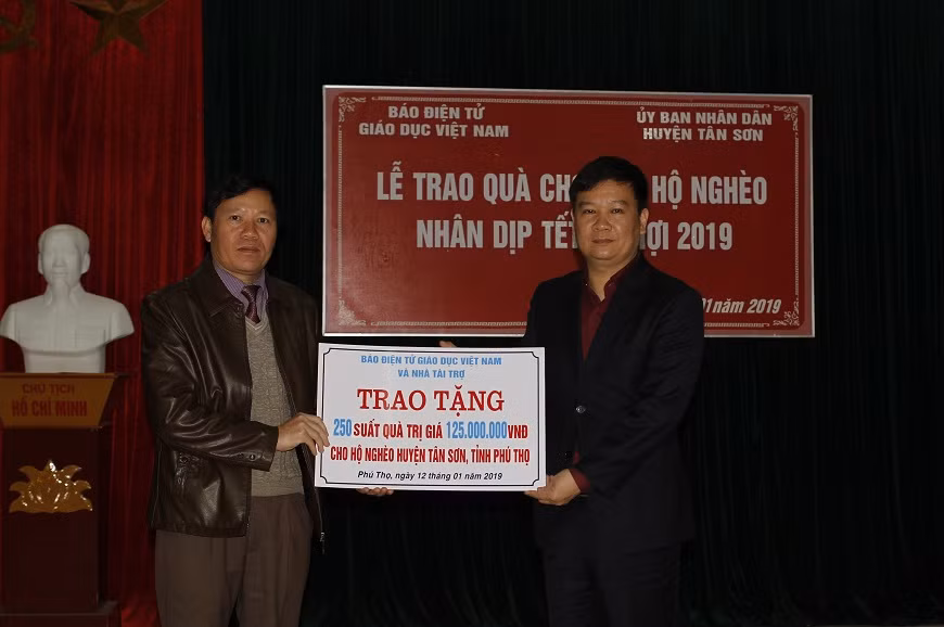 Ông Nguyễn Tiến Bình, Tổng Biên Tập Báo Điện tử Giáo dục Việt Nam (phải) và ông Vũ Tiến Bắc, Phó Chủ tịch Ủy ban nhân dân huyện Tân Sơn, tỉnh Phú Thọ tại lễ trao quà (ảnh Trinh Phúc).