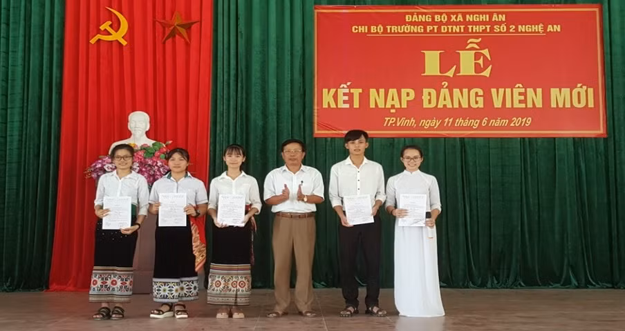 Em Nguyễn Thị Thùy Linh – dân tộc Thái, học sinh trường Phổ thông dân tộc nội trú trung học phổ thông số 2 Nghệ An (ảnh thầy Mai Văn Đạt).
