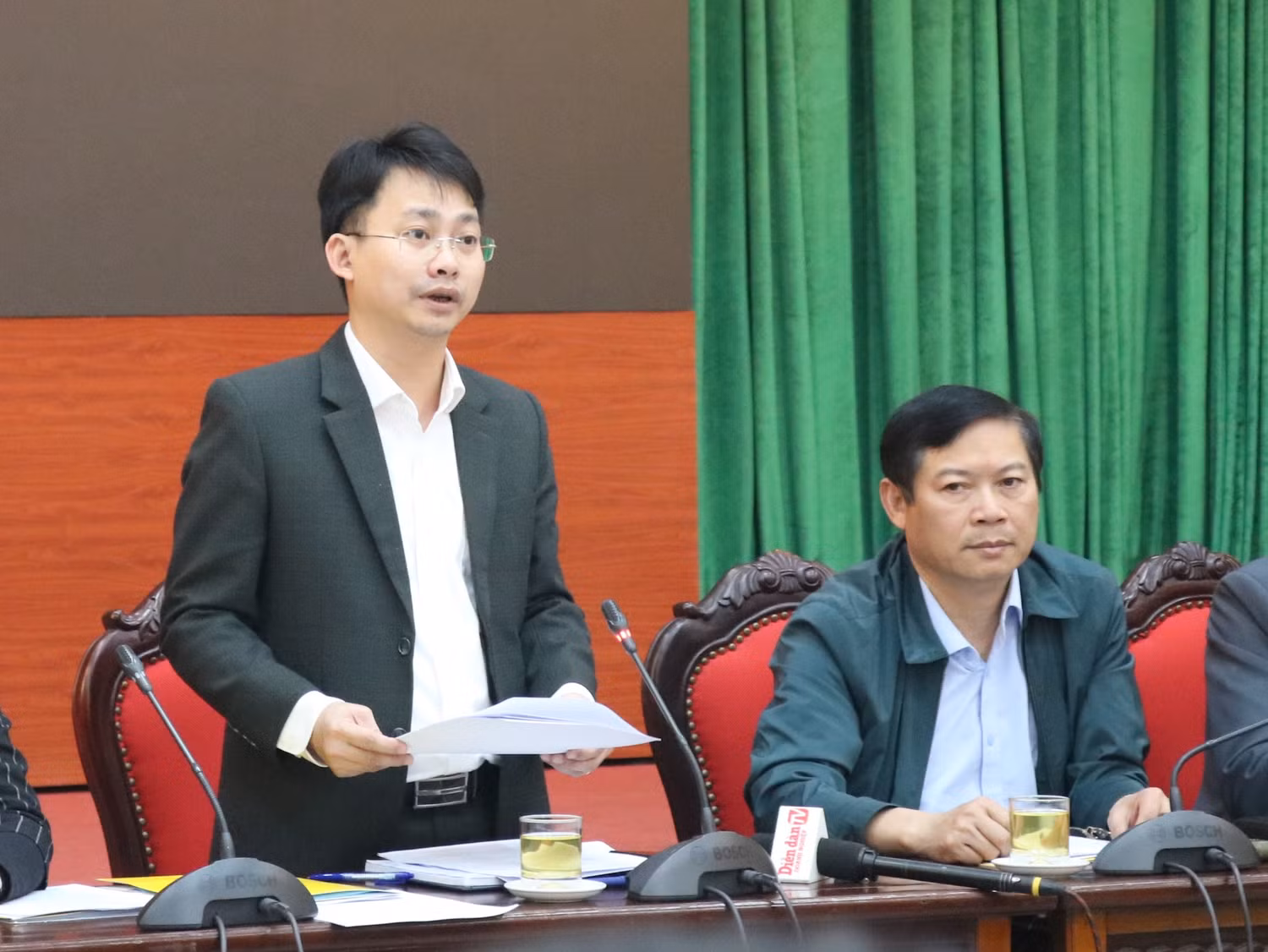 Ông Trần Trung Hiếu thông tin tại cuộc giao ban. Ảnh: Đỗ Thơm