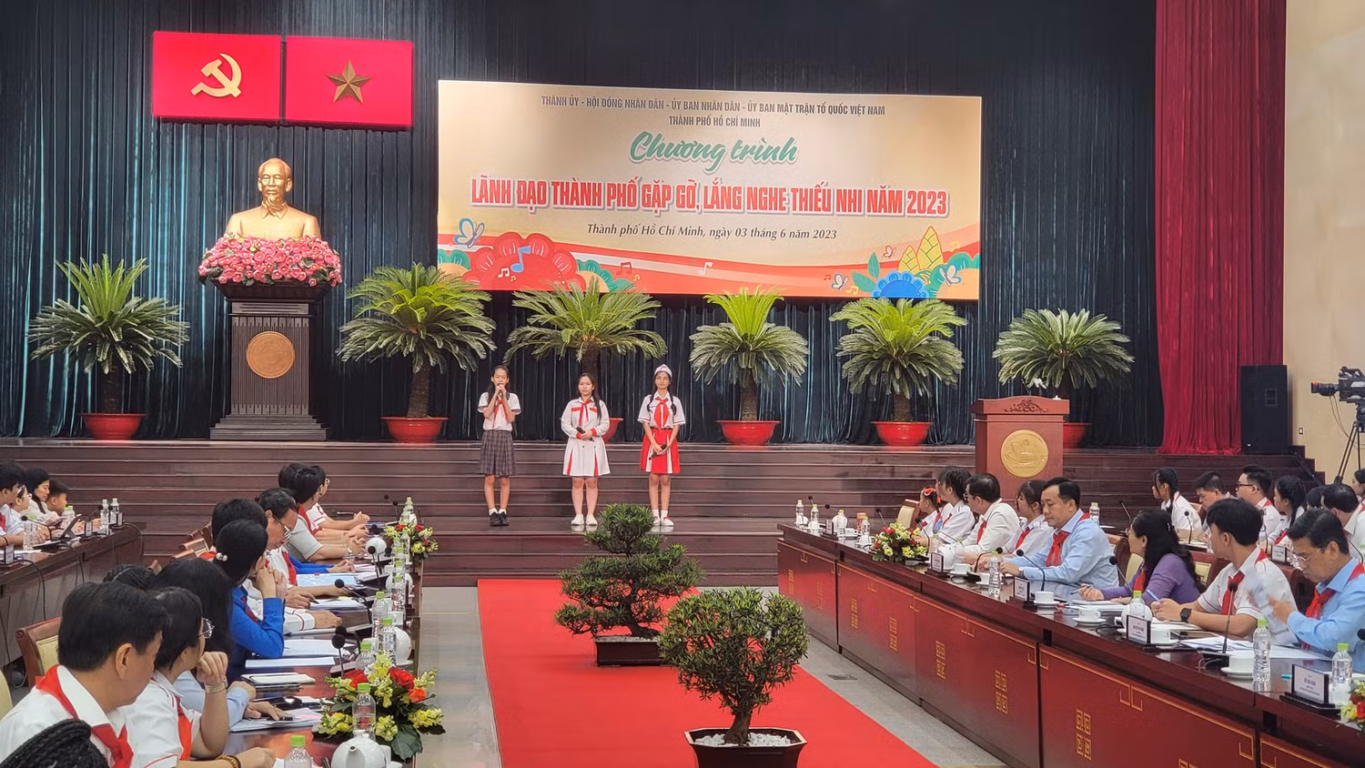 Thiếu nhi tiêu biểu của thành phố nêu ý kiến tại buổi gặp gỡ (ảnh: P.L)