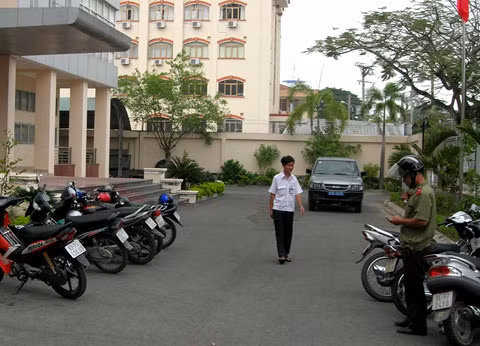 Cảnh khám xét nơi làm việc của ông Lèo tại Sở Giao thông Vận tải Sóc Trăng chiều 27/12. Ảnh: Thiên Phước