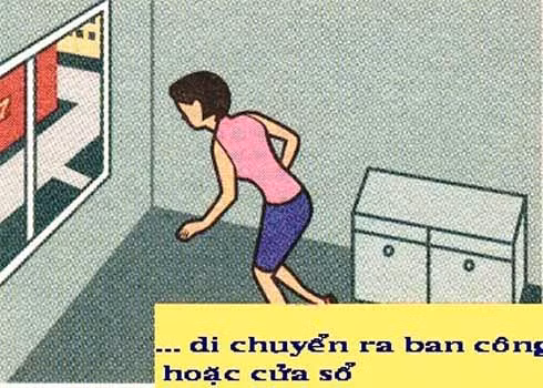 Khi bước chân vào một ngôi nhà cao tầng, nhiều tầng, việc đầu tiên bạn cần phải để ý xem cầu thang bộ, cầu thang thoát nạn ở đâu. Có thể bạn đi bằng lối thang máy nhưng vẫn cần đưa mắt chú ý đến vị trí đặt các phương tiện chữa cháy để khi xảy ra hỏa hoạn, các phương tiện này có thể giúp bạn thoát nạn. Hoặc đôi khi các cuộn dây vòi nước chính là các “dây” cứu nạn khi có hỏa hoạn. Khi có cháy hãy bình tĩnh suy xét là yếu tố quan trọng nhất. Dùng các thiết bị chữa cháy có sẵn dập tắt đám cháy. Nếu không dập được cháy hãy đóng cửa phòng bị cháy lại. Tìm các lối thoát nạn sẵn có theo đèn chỉ dẫn (hoặc nghe thông báo qua hệ thống truyền thanh, vô tuyến). Có thể tìm lối thoát sang các phòng khác. Lưu ý hãy sử dụng cầu thang bộ hay theo lối đèn có chữ "EXIT" - lối ra để thoát nạn. Tuyệt đối không dùng thang máy vì khi xảy ra hỏa hoạn có thể nguồn điện bị ngắt, bạn sẽ bạn kẹt trong đó. Đồng thời trên đường đi, hãy báo cho hàng xóm hoặc những người khác ở các phòng lân cận biết đang có cháy xảy ra. Nếu phải băng qua lửa thì hãy dùng chăn, áo thấm nước ướt trùm lên người. Bò hoặc đi khom người khi di chuyển trong vùng có nhiều khói. Nếu có điều kiện, hãy dùng khăn thấm nước để bị lên mũi sẽ giúp hạn chế hít phải khí độc. Lưu ý: nếu phải mở cửa hãy kiểm tra nhiệt độ trước khi mở (bằng cách sờ tay vào cửa). Nếu nhiệt độ quá cao, tuyệt đối không được mở. Khi mở cửa, nên tránh mặt, né người sang một bên đề phòng lửa tạt (để tránh tổn thương do hiện tượng chênh lệch áp suất). Khi vào phòng nếu thấy có khói lùa vào hãy dùng vải, giẻ ướt chặn lấy chân cửa. Nếu không tìm thấy lối ra cửa chính, hãy di chuyển ra ban công hoặc mở cửa sổ. Rồi từ ban công/cửa sổ hãy hô to cho mọi người biết. Sau đó gọi ngay cho lực lượng phòng cháy chữa cháy (số 114) để thông báo vị trí cụ thể của mình. Trong khi chờ đợi lực lượng phòng cháy chữa cháy chuyên nghiệp, hãy tìm các phương tiện cứu nạn có sẵn trong tòa nhà được trang bị từ trước như thang, dây thoát hiểm để xuống. Hãy quan sát kỹ để tìm kiếm phương tiện, đôi khi tấm rèm, ga xé dọc, quần áo gió buộc lại cũng có thể là phương tiện giúp bạn thoát nạn. Lưu ý, tuyệt đối không hoảng hốt, nhảy từ trên cao xuống sẽ rất nguy hiểm. Khi có thang, đệm của lực lượng phòng cháy chữa cháy, cứu hộ cứu nạn đến và được yêu cầu, bạn mới nhảy xuống. Khi bước chân vào một ngôi nhà cao tầng, nhiều tầng, việc đầu tiên bạn cần phải để ý xem cầu thang bộ, cầu thang thoát nạn ở đâu. Có thể bạn đi bằng lối thang máy nhưng vẫn cần đưa mắt chú ý đến vị trí đặt các phương tiện chữa cháy để khi xảy ra hỏa hoạn, các phương tiện này có thể giúp bạn thoát nạn. Hoặc đôi khi các cuộn dây vòi nước chính là các “dây” cứu nạn khi có hỏa hoạn. Khi có cháy hãy bình tĩnh suy xét là yếu tố quan trọng nhất. Dùng các thiết bị chữa cháy có sẵn dập tắt đám cháy. Nếu không dập được cháy hãy đóng cửa phòng bị cháy lại. Tìm các lối thoát nạn sẵn có theo đèn chỉ dẫn (hoặc nghe thông báo qua hệ thống truyền thanh, vô tuyến). Có thể tìm lối thoát sang các phòng khác. Lưu ý hãy sử dụng cầu thang bộ hay theo lối đèn có chữ "EXIT" - lối ra để thoát nạn. Tuyệt đối không dùng thang máy vì khi xảy ra hỏa hoạn có thể nguồn điện bị ngắt, bạn sẽ bạn kẹt trong đó. Đồng thời trên đường đi, hãy báo cho hàng xóm hoặc những người khác ở các phòng lân cận biết đang có cháy xảy ra. Nếu phải băng qua lửa thì hãy dùng chăn, áo thấm nước ướt trùm lên người. Bò hoặc đi khom người khi di chuyển trong vùng có nhiều khói. Nếu có điều kiện, hãy dùng khăn thấm nước để bị lên mũi sẽ giúp hạn chế hít phải khí độc. Lưu ý: nếu phải mở cửa hãy kiểm tra nhiệt độ trước khi mở (bằng cách sờ tay vào cửa). Nếu nhiệt độ quá cao, tuyệt đối không được mở. Khi mở cửa, nên tránh mặt, né người sang một bên đề phòng lửa tạt (để tránh tổn thương do hiện tượng chênh lệch áp suất). Khi vào phòng nếu thấy có khói lùa vào hãy dùng vải, giẻ ướt chặn lấy chân cửa. Nếu không tìm thấy lối ra cửa chính, hãy di chuyển ra ban công hoặc mở cửa sổ. Rồi từ ban công/cửa sổ hãy hô to cho mọi người biết. Sau đó gọi ngay cho lực lượng phòng cháy chữa cháy (số 114) để thông báo vị trí cụ thể của mình. Trong khi chờ đợi lực lượng phòng cháy chữa cháy chuyên nghiệp, hãy tìm các phương tiện cứu nạn có sẵn trong tòa nhà được trang bị từ trước như thang, dây thoát hiểm để xuống. Hãy quan sát kỹ để tìm kiếm phương tiện, đôi khi tấm rèm, ga xé dọc, quần áo gió buộc lại cũng có thể là phương tiện giúp bạn thoát nạn. Lưu ý, tuyệt đối không hoảng hốt, nhảy từ trên cao xuống sẽ rất nguy hiểm. Khi có thang, đệm của lực lượng phòng cháy chữa cháy, cứu hộ cứu nạn đến và được yêu cầu, bạn mới nhảy xuống.