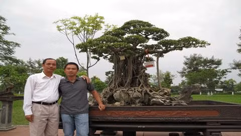 Chủ nhân 'Mâm xôi con gà' và một người hâm mộ. Chủ nhân 'Mâm xôi con gà' và một người hâm mộ.
