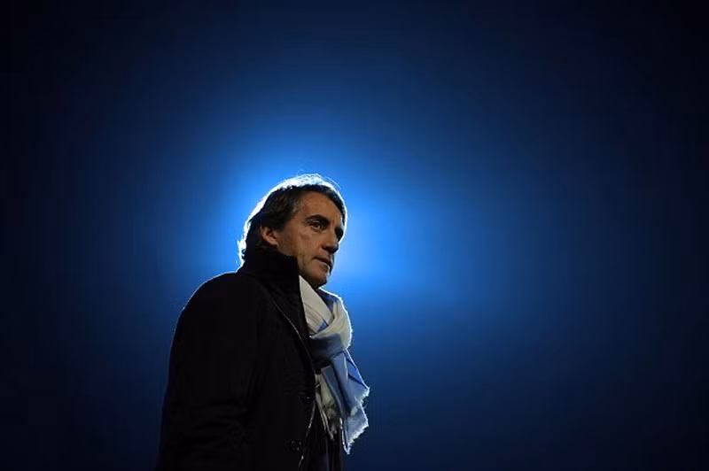 Roberto Mancini đứng bên đường pitch ngắm nhìn các học trò thi đấu trong trận tứ kết Carling Cup giữa Arsenal và Manchester City tại sân Emirates Roberto Mancini đứng bên đường pitch ngắm nhìn các học trò thi đấu trong trận tứ kết Carling Cup giữa Arsenal và Manchester City tại sân Emirates