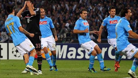 Gomez (áo đen) sút hỏng quả phạt đền trong trận Napoli - Bayern