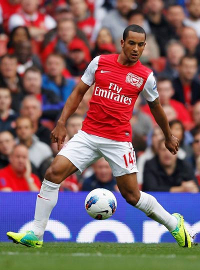Walcott có thể nối bước Fabregas