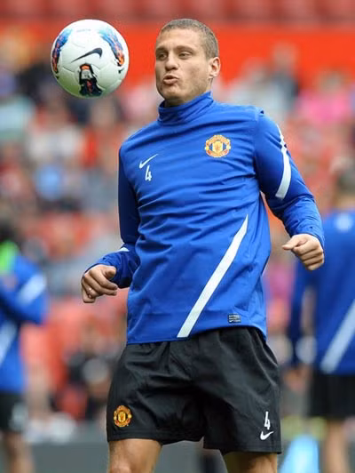 Sự có mặt của Vidic bỗng dưng khiến Smalling hoặc Jones phải ngồi ngoài trong lúc có phong độ cao Sự có mặt của Vidic bỗng dưng khiến Smalling hoặc Jones phải ngồi ngoài trong lúc có phong độ cao