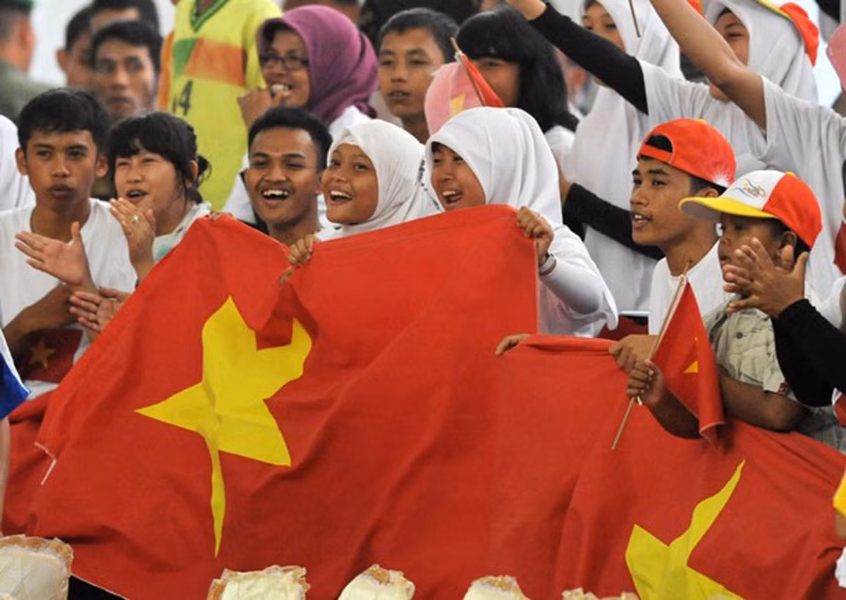 Các sinh viên Indonesia cổ vũ cho các nữ võ sĩ quyền Anh Việt Nam.