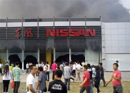 Một cửa hàng của công ty Nissan bị những biểu tình tấn công, đập phá cửa kính. Một cửa hàng của công ty Nissan bị những biểu tình tấn công, đập phá cửa kính.
