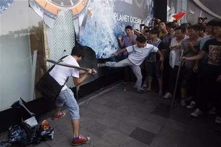 Những người biểu tình Trung Quốc vây quanh một cửa hàng Nhật Bản. Những người biểu tình Trung Quốc vây quanh một cửa hàng Nhật Bản.