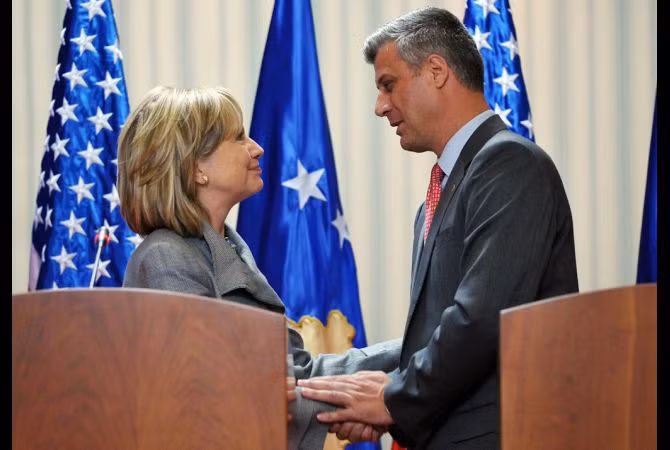 Ngoại trưởng Mỹ Hillary Clinton và Thủ tướng Kosovo - Hashim Thaci. Ngoại trưởng Mỹ Hillary Clinton và Thủ tướng Kosovo - Hashim Thaci.