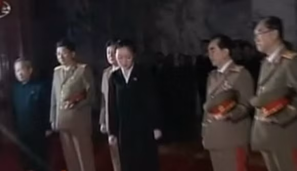 Cô gái làm lễ viếng cố Chủ tịch Kim. Cô gái làm lễ viếng cố Chủ tịch Kim.