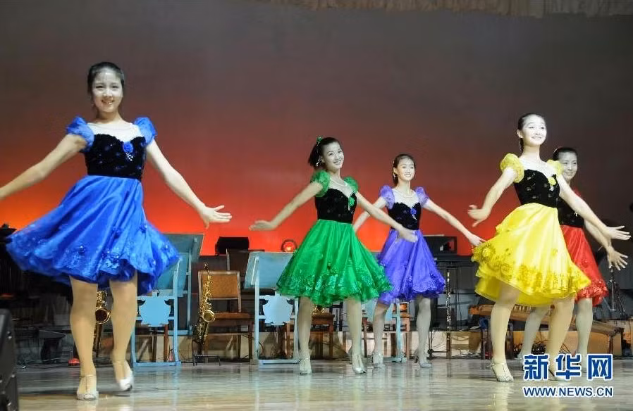 Mỹ nữ nhạc viện Kim Tinh biểu diễn với trang phục váy ngắn sặc sỡ