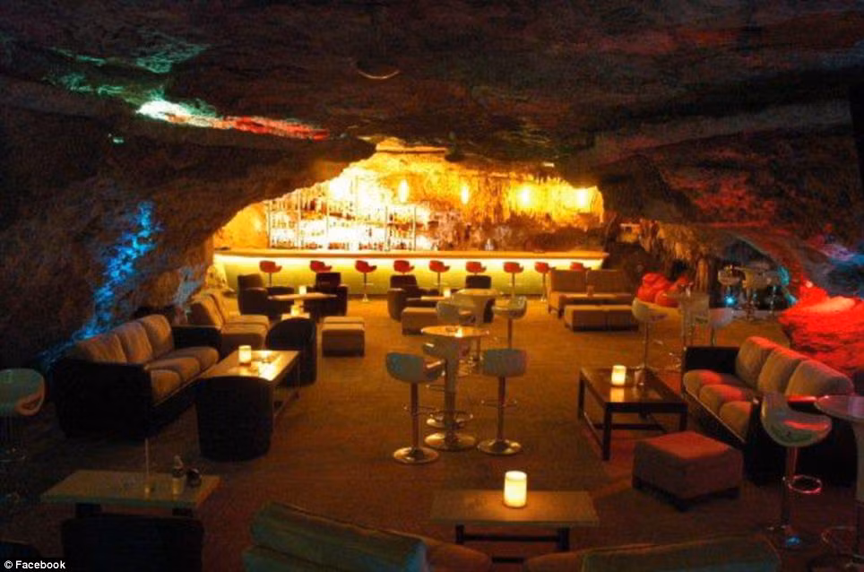 Quán Alux Lounge ở Playa del Carmen, Mexico chỉ cách bãi biển một chặng đường ngắn, nhưng khiến khách hàng cảm thấy giống như đang ở một vài thế kỷ trước.