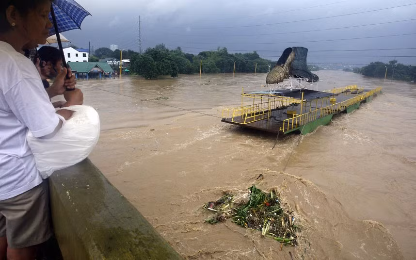 Mực nước trên dòng sông ở Marikina dâng cao. Mực nước trên dòng sông ở Marikina dâng cao.