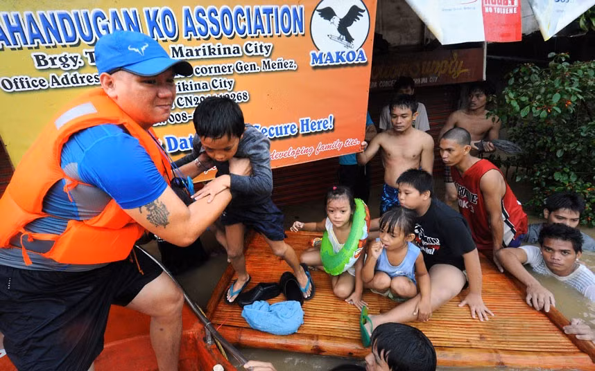 Lực lượng cứu hộ sơ tán trẻ em ra khỏi những ngôi nhà bị ngập lụt ở Marikina. Lực lượng cứu hộ sơ tán trẻ em ra khỏi những ngôi nhà bị ngập lụt ở Marikina.