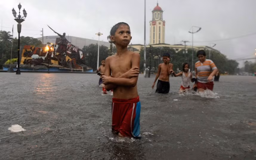 Trẻ em Philippines đang đối mặt với những nguy hiểm luôn rình rập xung quanh do bão lũ. Trẻ em Philippines đang đối mặt với những nguy hiểm luôn rình rập xung quanh do bão lũ.