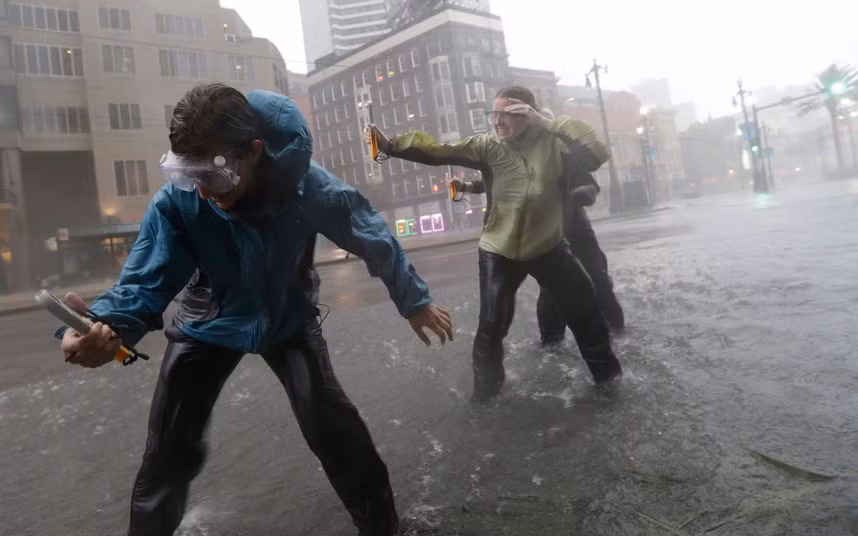 Các sinh viên trường Đại học Alabam đang cố gắng đo sức gió của bão Isaac tại New Orleans.