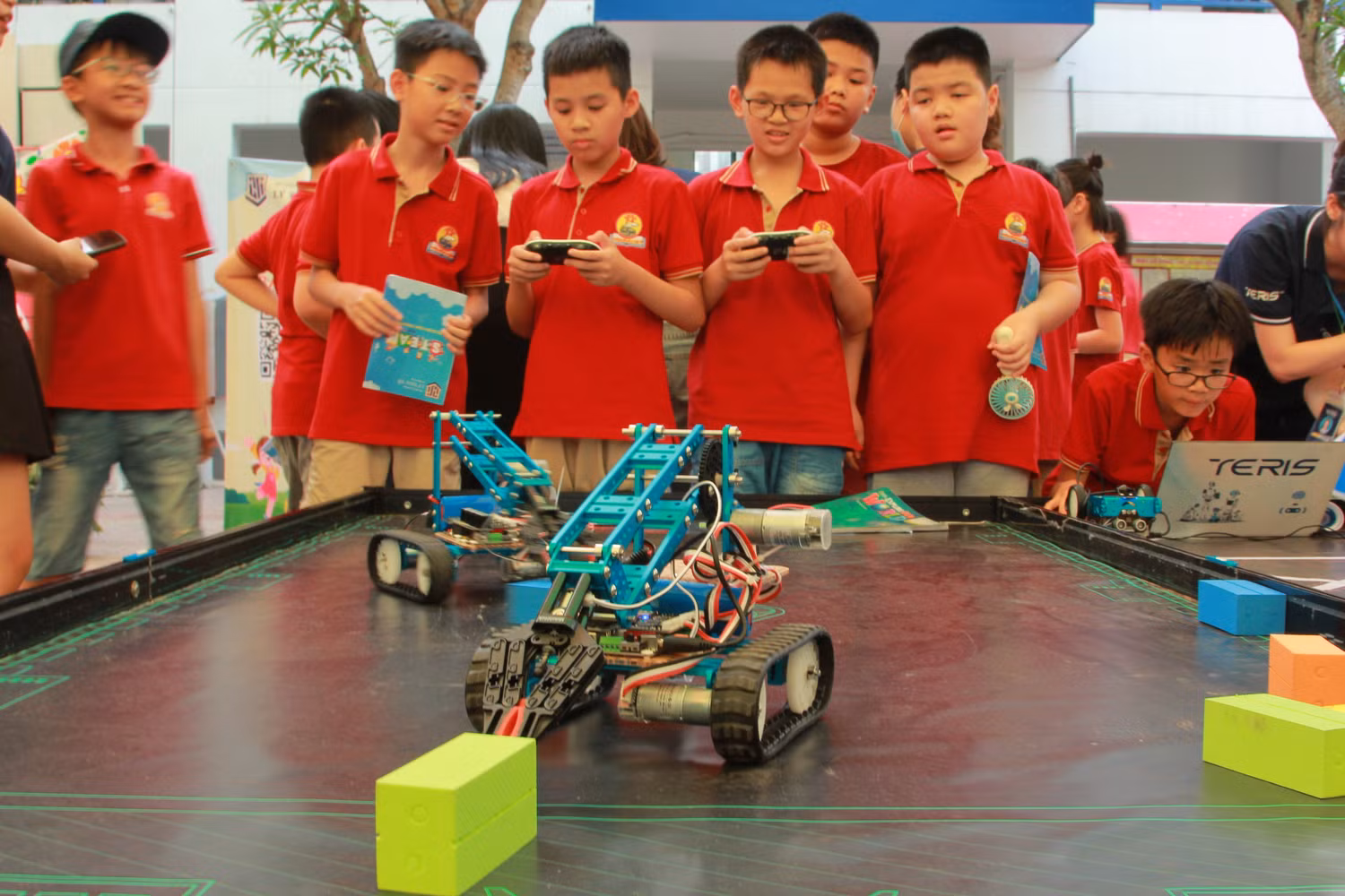 Các nam sinh "trổ tài" điều khiển robot. Trước đó, ngày 14/5 vừa qua, đội tuyển trường Tiểu học Lý Thái Tổ đã tham gia cuộc thi HNUE-Sáng tạo robot 2023 đã giành giải Ba, giải "Ngôi sao triển vọng" và giải "Giải pháp sáng tạo" của cuộc thi. (Ảnh: NP) Các nam sinh "trổ tài" điều khiển robot. Trước đó, ngày 14/5 vừa qua, đội tuyển trường Tiểu học Lý Thái Tổ đã tham gia cuộc thi HNUE-Sáng tạo robot 2023 đã giành giải Ba, giải "Ngôi sao triển vọng" và giải "Giải pháp sáng tạo" của cuộc thi. (Ảnh: NP)