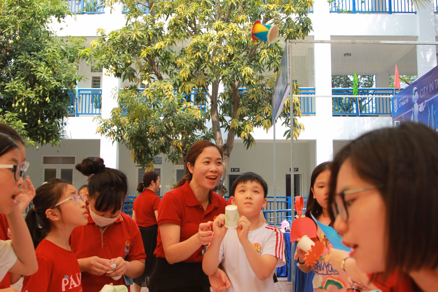 Trò chơi "phóng tên lửa" được làm thủ công thu hút sự quan tâm của học sinh. (Ảnh: NP) Trò chơi "phóng tên lửa" được làm thủ công thu hút sự quan tâm của học sinh. (Ảnh: NP)