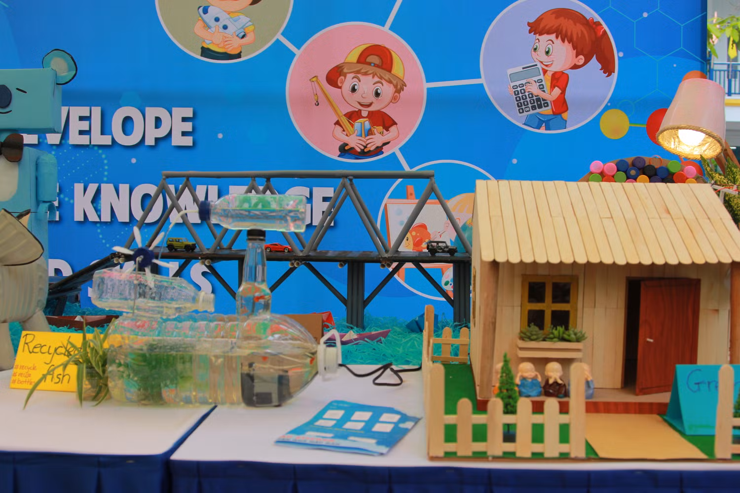 Một số mô hình khoa học kỹ thuật của các học sinh. (Ảnh: NP) Một số mô hình khoa học kỹ thuật của các học sinh. (Ảnh: NP)