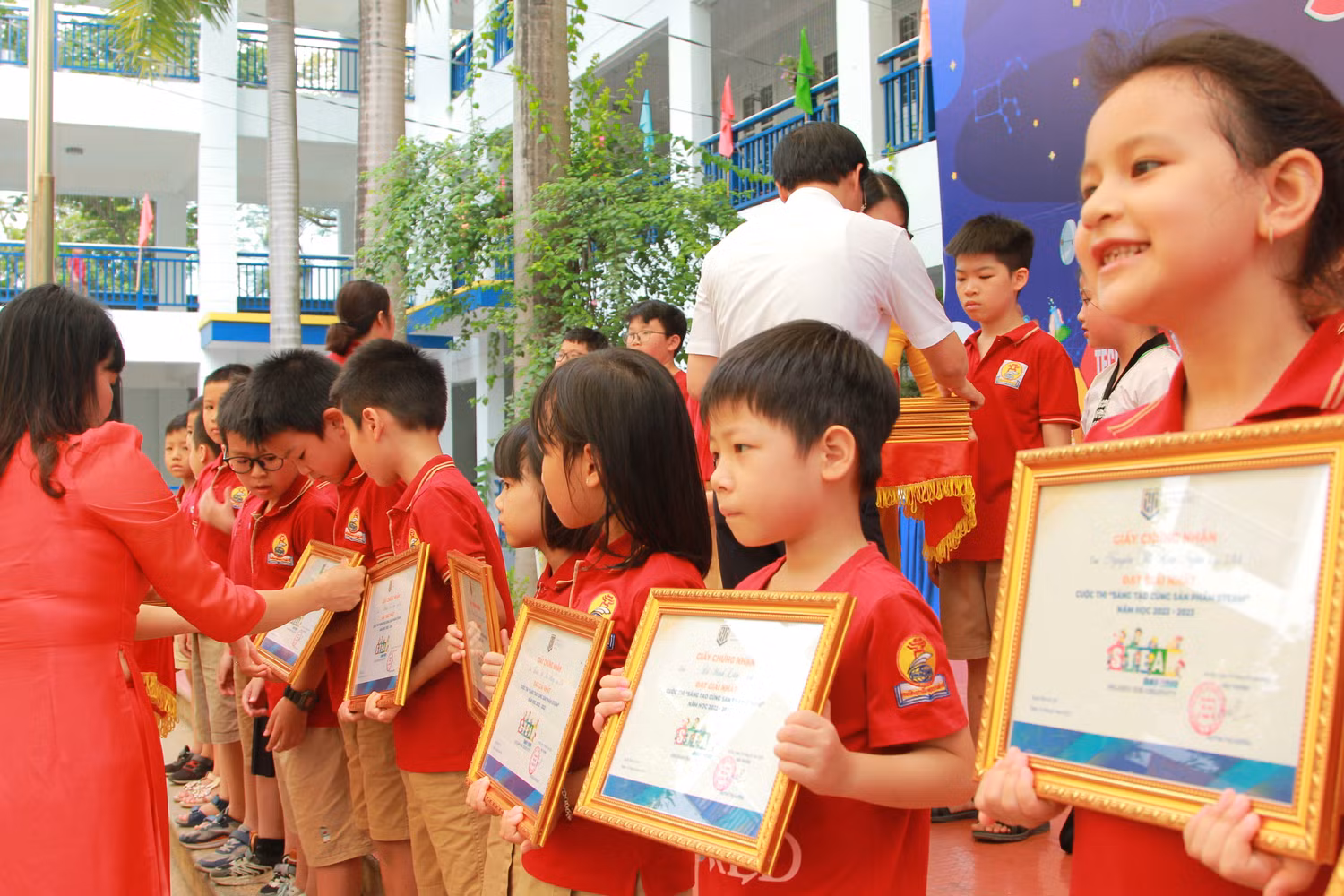 Trong buổi sáng, nhà trường đã trao bằng khen cho những thí sinh đạt giải Nhất "Cuộc thi sáng tạo sản phẩm Steam". (Ảnh: NP) Trong buổi sáng, nhà trường đã trao bằng khen cho những thí sinh đạt giải Nhất "Cuộc thi sáng tạo sản phẩm Steam". (Ảnh: NP)