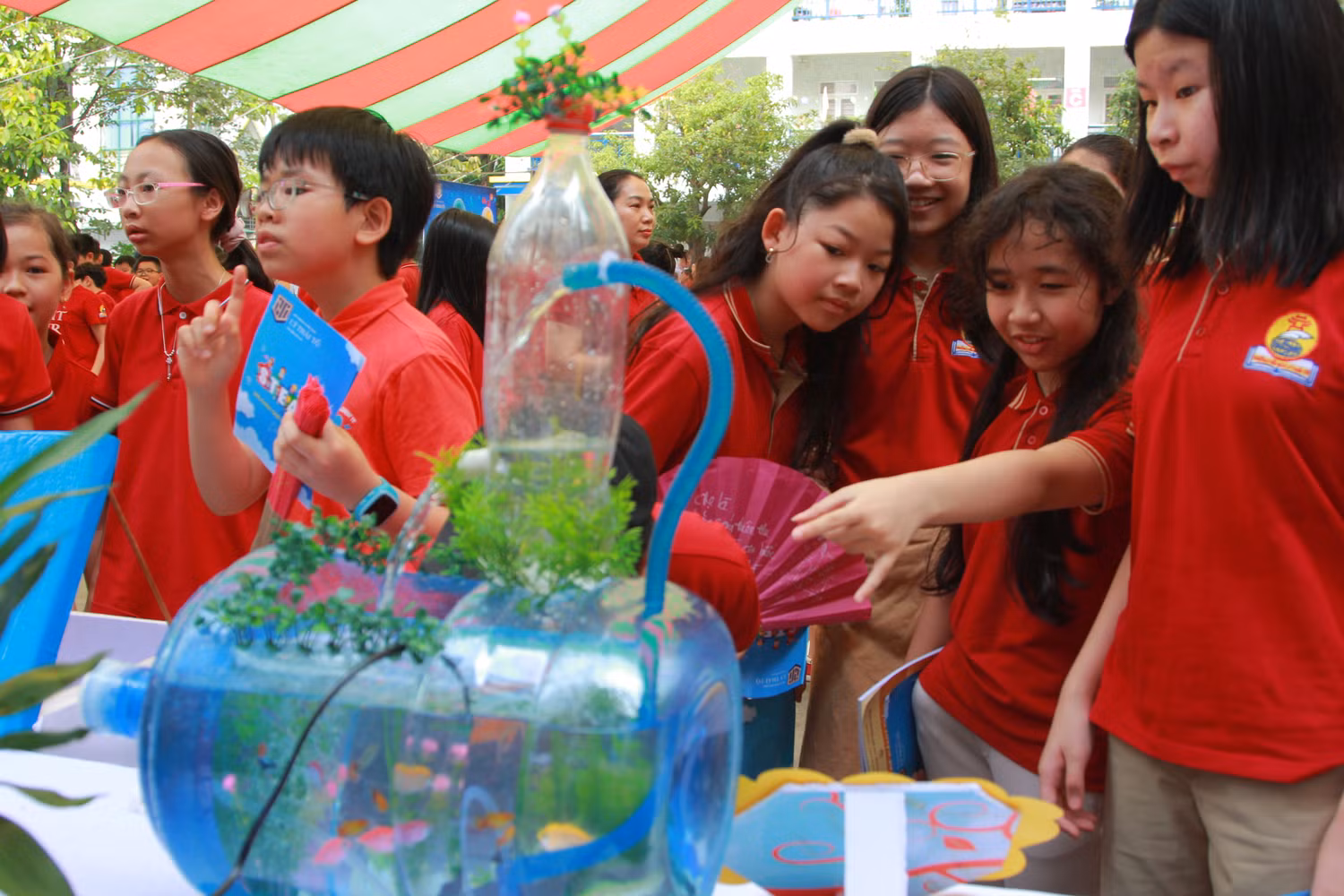 Học sinh thích thú tham quan các sản phẩm được các bạn trong trường chế tạo. (Ảnh: NP) Học sinh thích thú tham quan các sản phẩm được các bạn trong trường chế tạo. (Ảnh: NP)