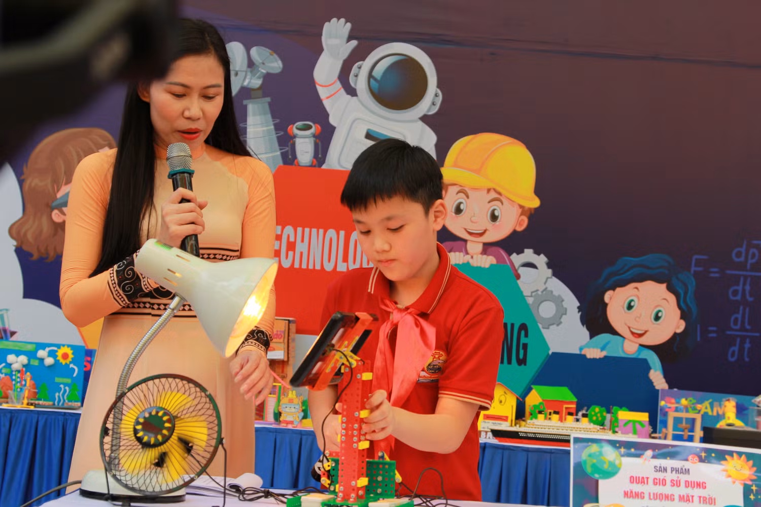 Mô hình quạt sử dụng năng lượng mặt trời của nam sinh Đặng Tùng Lâm (lớp 4Q3) là một trong những tác phẩm giành giải Nhất của cuộc thi. Em Lâm đã chế tạo mô hình thông qua bộ môn kỹ thuật lớp 4 được học. Do ánh sáng tự nhiên của buổi sáng nay không đủ để quạt chạy, ban tổ chức đã mang chiếc đèn điện để cung cấp ánh sáng cho sản phẩm hoạt động. Chia sẻ về ước mơ trong tương lai, nam sinh cho biết, hoạt động Steam đã tiếp sức cho nam sinh mơ ước trở thành một kỹ sư trong tương lai. (Ảnh: NP) Mô hình quạt sử dụng năng lượng mặt trời của nam sinh Đặng Tùng Lâm (lớp 4Q3) là một trong những tác phẩm giành giải Nhất của cuộc thi. Em Lâm đã chế tạo mô hình thông qua bộ môn kỹ thuật lớp 4 được học. Do ánh sáng tự nhiên của buổi sáng nay không đủ để quạt chạy, ban tổ chức đã mang chiếc đèn điện để cung cấp ánh sáng cho sản phẩm hoạt động. Chia sẻ về ước mơ trong tương lai, nam sinh cho biết, hoạt động Steam đã tiếp sức cho nam sinh mơ ước trở thành một kỹ sư trong tương lai. (Ảnh: NP)