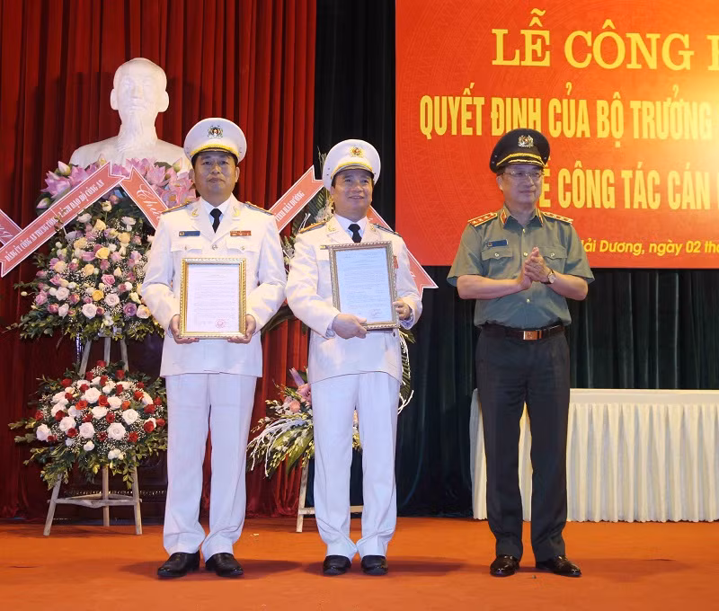 Thượng tướng Nguyễn Văn Thành trao quyết định bổ nhiệm Đại tá Vũ Thanh Chương (ngoài cùng bên trái) giữ chức Giám đốc công an tỉnh Hải Dương. ảnh: Việt Hòa.