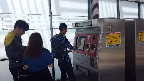 Khách đang mua vé tại máy bán vé tự động ở KL Sentral (ảnh: T.T)