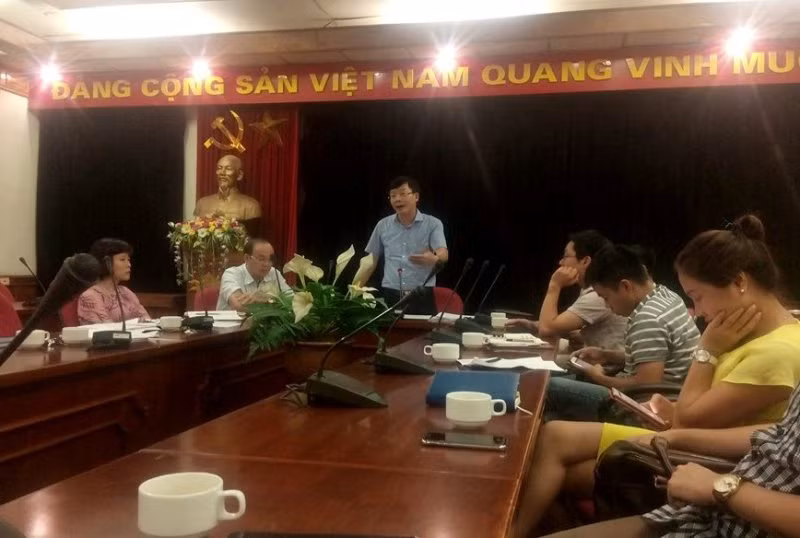 GS.TS Nguyễn Quang Kim, Hiệu trưởng trường ĐH Thủy Lợi cùng Ban giám hiệu nhà trường đang trao đổi vụ việc với báo chí (Ảnh MC)