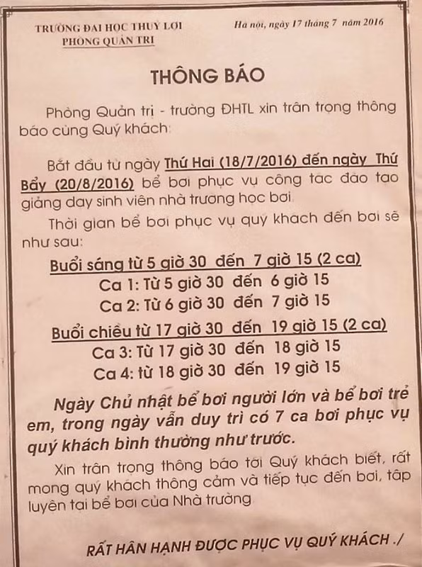 Bảng thông báo lịch bơi cho khách hàng có nhu cầu của trường ĐH Thủy Lợi (Ảnh MC)