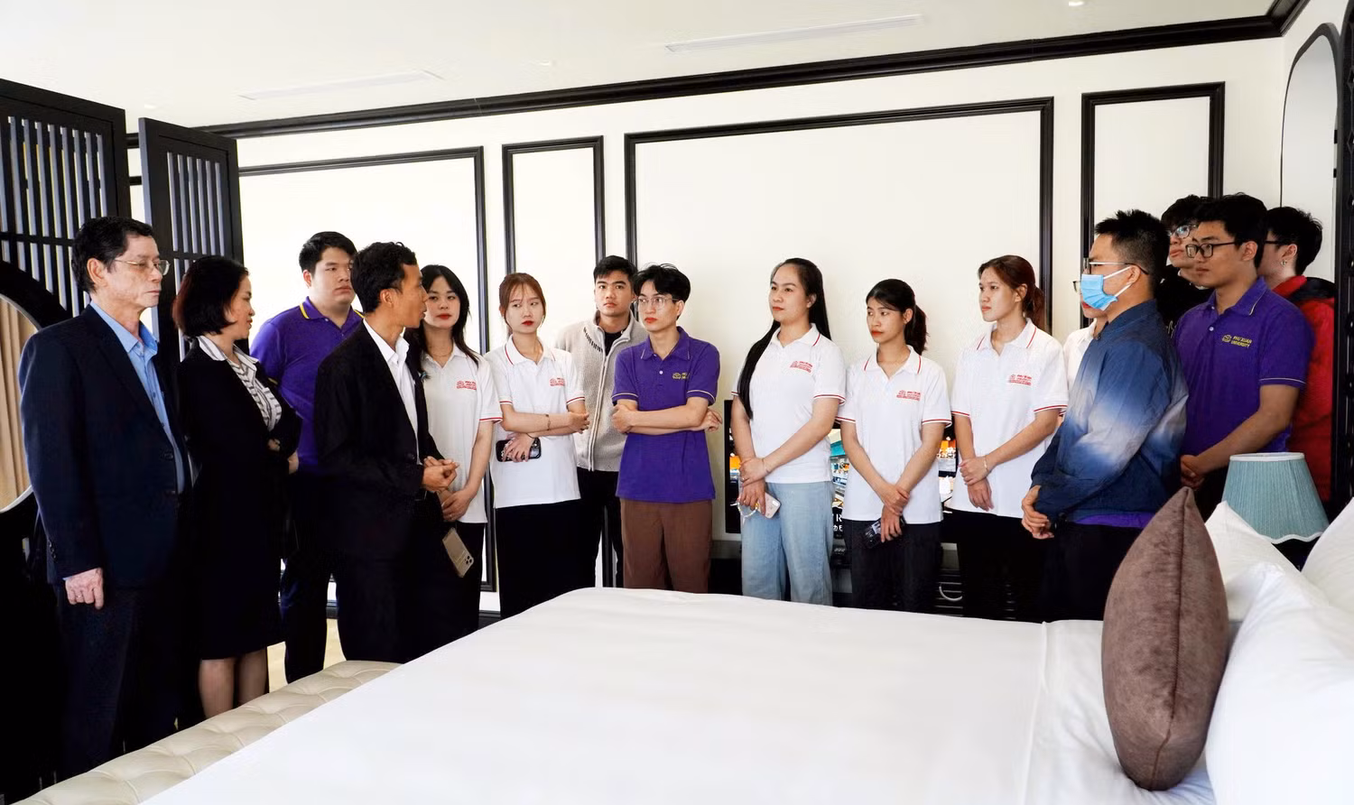 Sinh viên K20, K21 Trường Đại học Phú Xuân trong buổi học thực tế tại khách sạn La Vela HUE. Ảnh: NTCC.