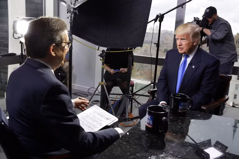 Tổng thống đắc cử Hoa Kỳ Donald Trump trả lời phỏng vấn truyền thông hôm Chủ Nhật, ảnh AP / The New York Times. Tổng thống đắc cử Hoa Kỳ Donald Trump trả lời phỏng vấn truyền thông hôm Chủ Nhật, ảnh AP / The New York Times.
