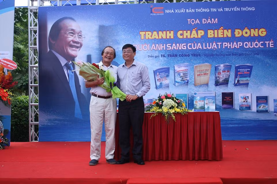 Tiến sĩ Trần Công Trục trong một buổi tọa đàm, ảnh do tác giả cung cấp.