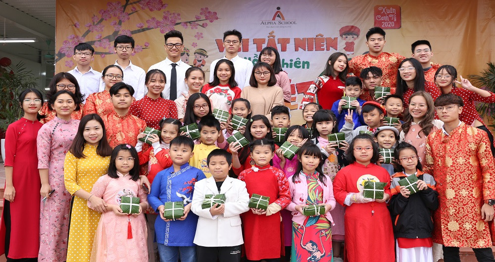 Lễ hội vui tất niên hồn nhiên đón tết là hoạt động bồi đắp những giá trị truyền thống đối với học sinh (Ảnh nhà trường cung cấp)