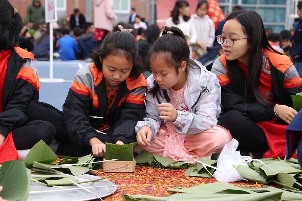 Đối với học sinh được tập gói bánh chưng là một trải nghiệm thú vị.( Ảnh nhà trường cung cấp)