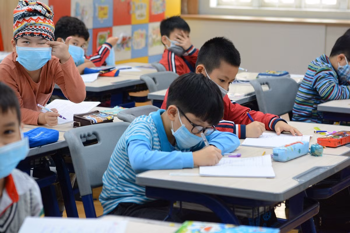Trường Trung học cơ sở - Trung học phổ thông Lê Quý Đôn (Hà Nội) yêu cầu học sinh phải đeo khẩu trang đúng cách từ thời điểm rời nhà. (Mỗi học sinh cần trang bị ít nhất 3 khẩu trang mỗi ngày). (Ảnh minh họa: trường Nguyễn Bỉnh Khiêm)