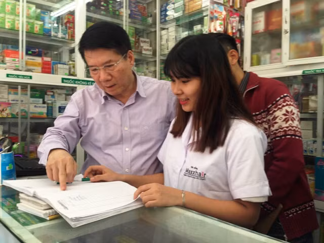 Thứ trưởng Trương Quốc Cường kiểm tra sử dụng phần mềm tại nhà thuốc trên phố Vạn Bảo. Thứ trưởng Trương Quốc Cường kiểm tra sử dụng phần mềm tại nhà thuốc trên phố Vạn Bảo.