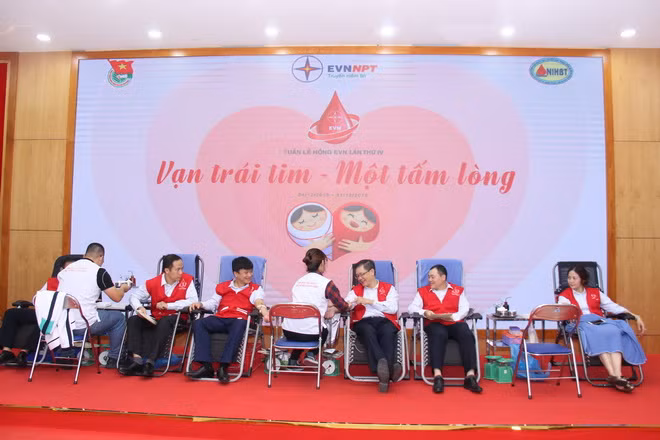 Cán bộ công nhân viên chức lao động EVNNPT nhiệt tình hưởng ứng hiến máu nhân đạo.
