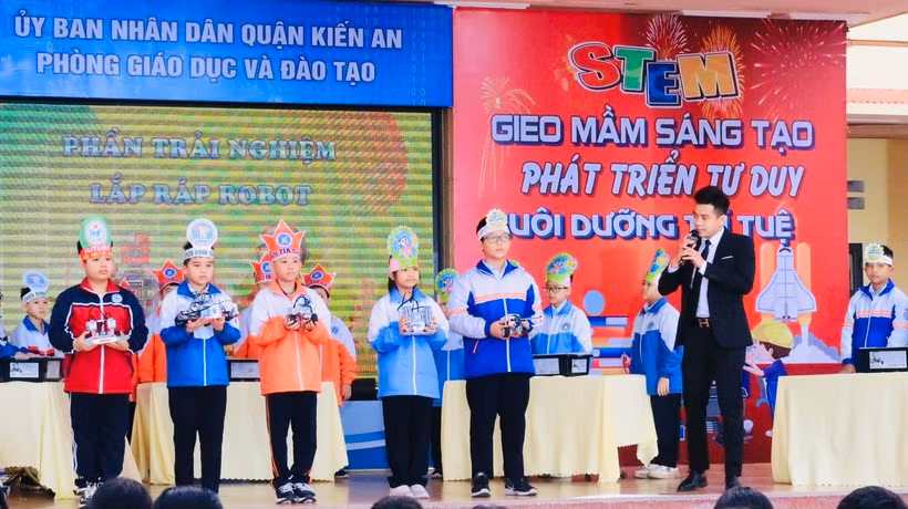 Học sinh khối tiểu học tham gia trải nghiệm lắp ráp robot (Ảnh: LT)
