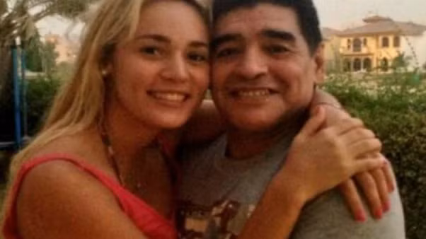 Maradona chia tay Rocio Olivia sau hơn 1 tháng đính hôn Maradona chia tay Rocio Olivia sau hơn 1 tháng đính hôn