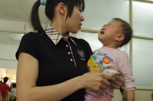 Trong lúc đợi khám, bà mẹ trẻ phải bế con đi vòng quanh các khu hành lang vì bé không ngừng quấy khóc. Xem thêm: Những loại quả cực tốt cho sức khỏe / Cách phòng bệnh cho bé.