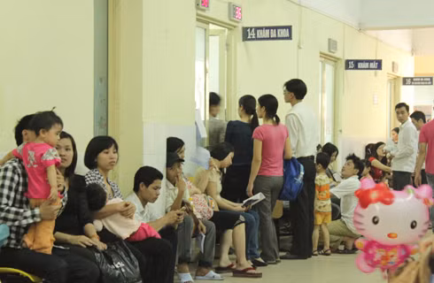Giữa giờ sáng, nhiều người tỏ ra mệt mỏi khi phải ngồi xếp hàng trước phòng khám đa khoa đợi tới lượt con. Xem thêm: Những loại quả cực tốt cho sức khỏe / Cách phòng bệnh cho bé.