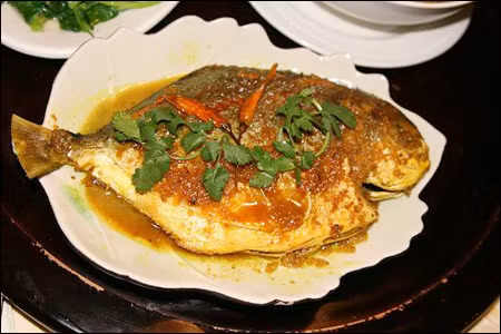 Cá chim là loại thực phẩm dễ chế biến, có thể rán, sốt, nấu canh, kho hoặc hấp… Từ cá chim, nhân dân ta chế biến nhiều món ăn hấp dẫn, phổ biến là các món cá chim kho riềng, sốt chua ngọt, sốt bơ chanh, sốt nấm linh chi.… tất cả đều ngon và giàu chất bổ dưỡng. Xem thêm: Những loại cá nước ngọt cực tốt cho sức khỏe/ Những loài hoa tốt cho sức khỏe